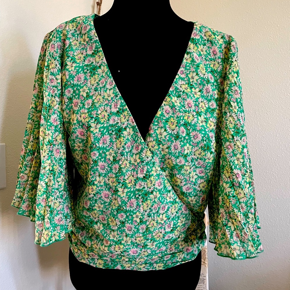 Haute Monde size Medium. Light green with flowers and pleaded sleeves.